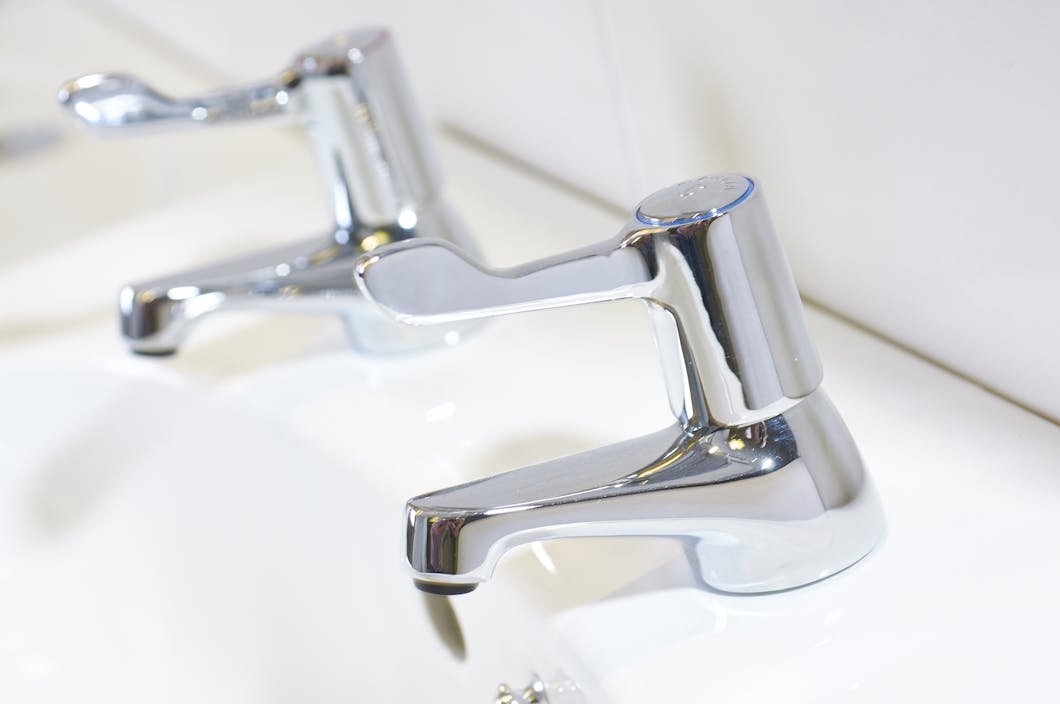 With regards to choosing your taps, both basin and bath, modern bathroom brassware tends to be a singular output with a lever to distinguish between hot & cold.